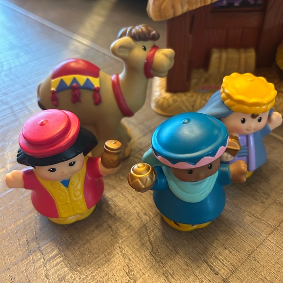 Mattel Nativity Playset with Blue and Yellow Figures - Picture 2 of 4